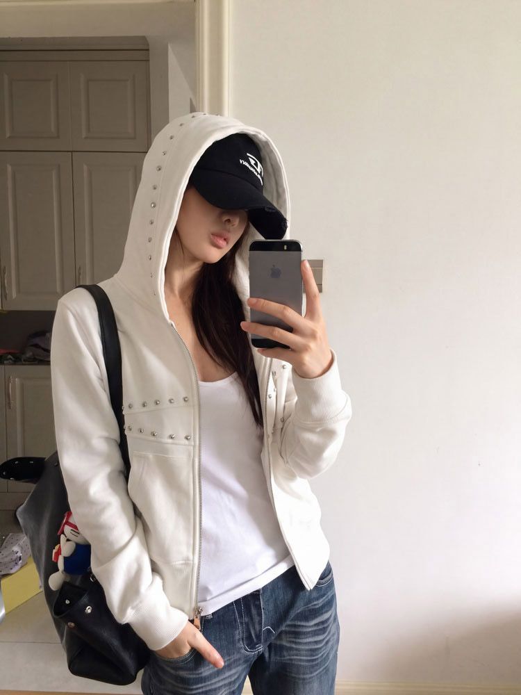 هودي نسائي مزود بمسامير ودبابي - مراجعة Vintage Zip Hoodie وسعره