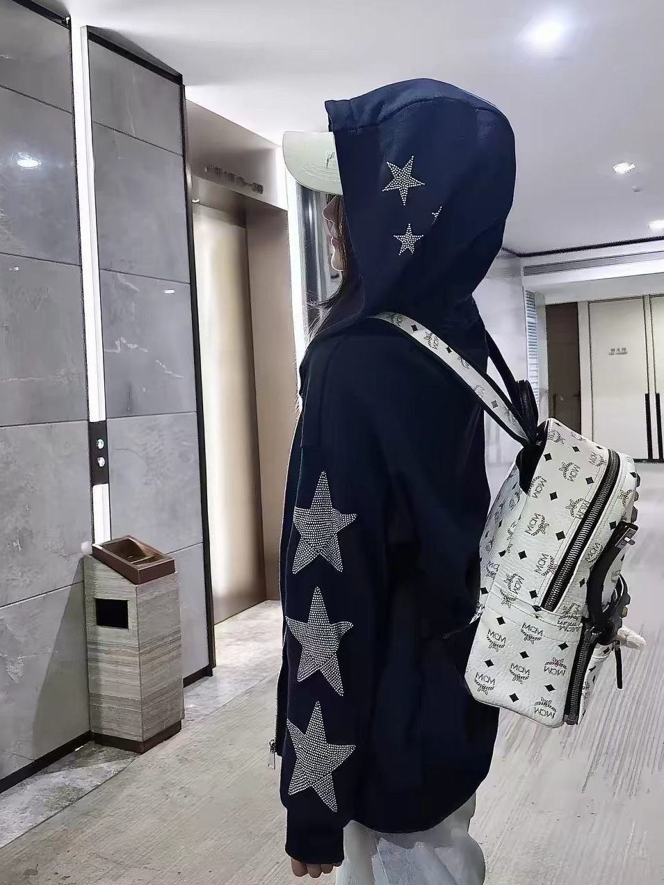 هودي نسائي كوري بتصميم كلاسيكي - مراجعة Vintage Zip Hoodie وسعره